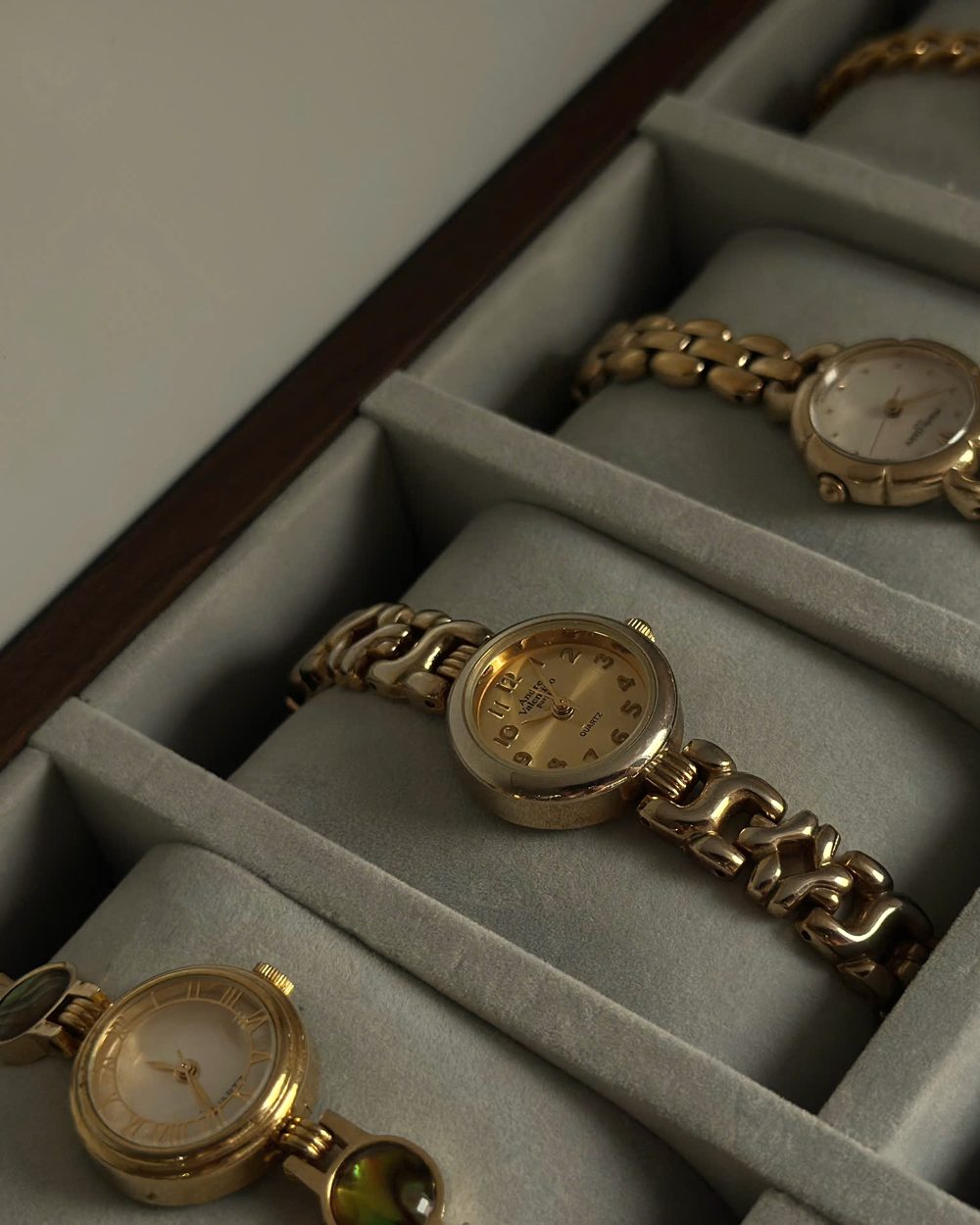 Đồng hồ nữ vintage dây vàng