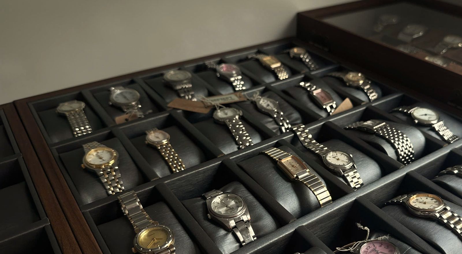Kệ đồng hồ vintage tại tiệm TimelessTouch